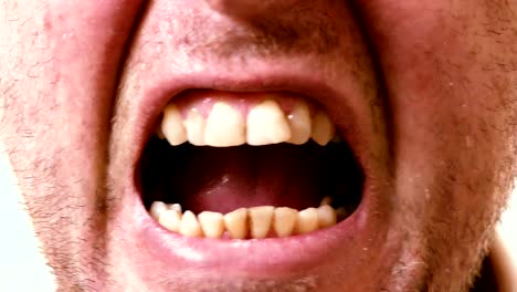 Man-screaming,-closeup-on-mouth