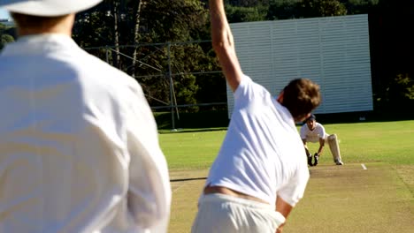 Bowler-liefert-Ball-während-Cricket-match