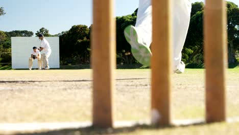 Bowler-liefert-Ball-während-Cricket-match