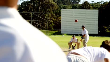 Bowler-liefert-Ball-während-Cricket-match