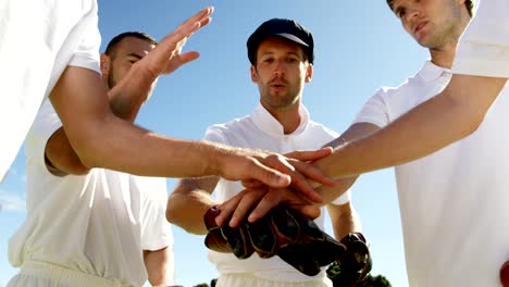 Cricket-Spieler-bilden-einen-Hand-Stapel-während-Cricket-match