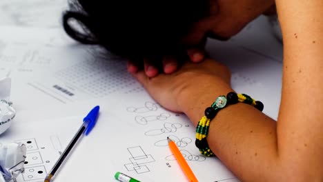 estudiante-frustrado-y-cansado-durante-un-examen