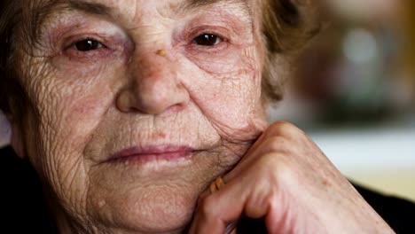 nachdenklich-und-traurig-alte-Frau-öffnet-die-Augen.-Porträt-von-nachdenklich-Seniorin