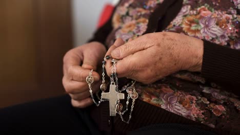 close-up-on-Hands-of-an-old-woman-snatching-the-rosary-while-praying