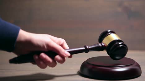 Closeup-of-Wooden-Courtroom-Gavel