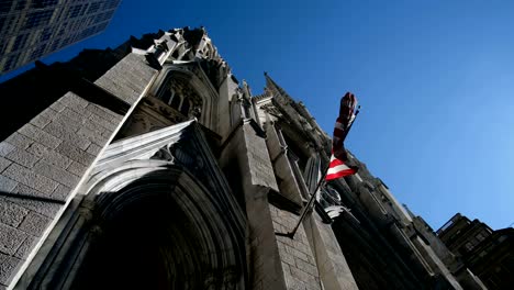 Bandera-americana-ondeando-en-Saint-Patrick-Church-en-Nueva-York