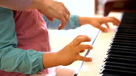 little-girl-learns-to-play-the-piano