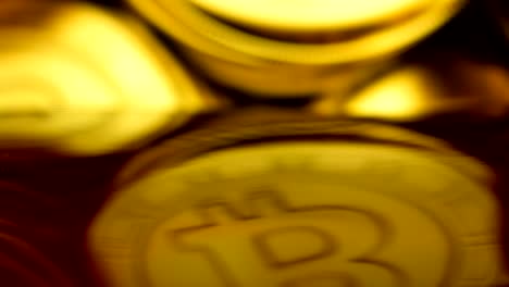 Zeit-verfallen-immer-steigende-Spalten-Stapeln-Haufen-von-Bitcoin-Cryptocurency-Bergbau-Cash-Austausch-Geschäftserfolg-auf-reflektierenden-Tisch-mit-unscharfen-Bokeh-Hintergrund-Krypto-Währung