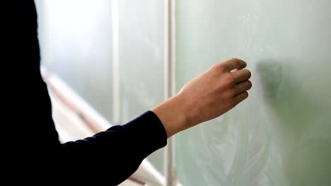 Schüler-stehen-an-der-Tafel-mit-Kreide-schreiben