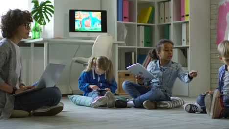 Little-Kids-Using-Digital-Tablets-in-Kindergarten