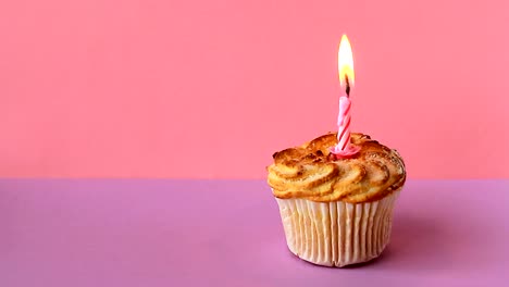 Una-vela-encendida-en-el-pastel-de-cumpleaños