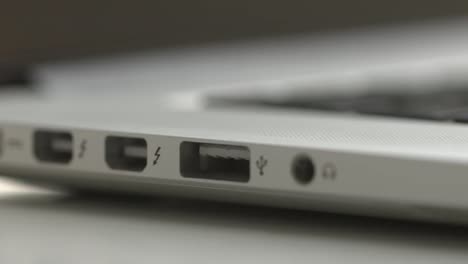 USB-Stick-in-den-Anschluss-an-einen-Laptop-eingefügt-werden