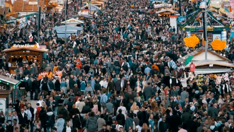 Vista-superior-de-la-muchedumbre-en-la-calle-central-de-Oktoberfest.-Baviera,-Alemania.-Cámara-lenta