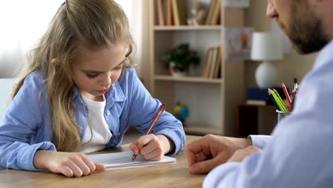 Mädchen-schreiben-Übung-Notebook-mit-Hilfe-zu-den-Übungen,-Weiterbildung,-Unterstützung