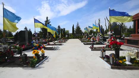 Cemetery.Graves-der-Ukrainan-Armee-und-nationalistischen-Formationen-Soldaten-starben-während-der-ukrainischen-Bürgerkrieg-2014-16-im-Donbass