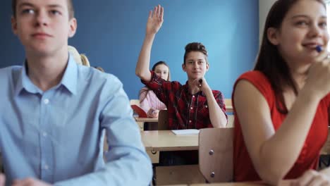 estudiantes-de-secundaria-haciendo-preguntas-en-la-lección