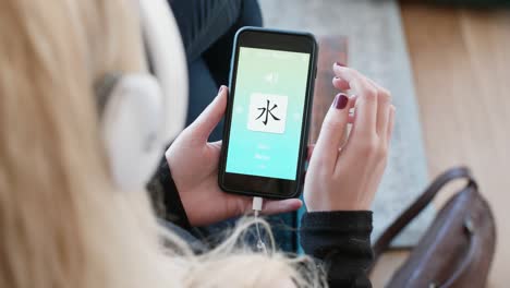 Frau-mit-Fremdsprache-lernen-chinesische-Handy-app