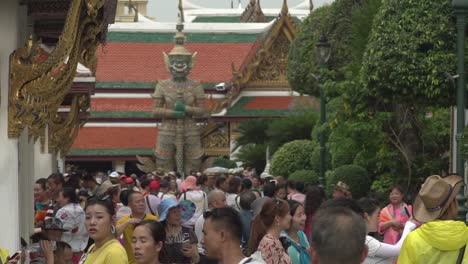 Bangkok-/-Thailand---23.-Mai-2018:-Tourist-am-Wat-Phra-Si-Rattana-Satsadaram-Zeitlupe-erschossen