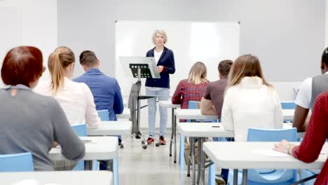 Altavoz-femenino-presentación-para-estudiantes-adultos