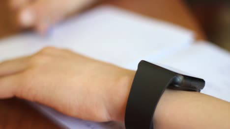 Businessman-working-in-the-office-using-a-smart-watch