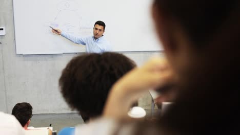 Schüler-und-Lehrer-an-der-Tafel-auf-Vorlesung