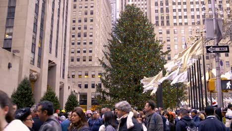 Video-von-den-Weihnachtsbaum-im-Rockefeller-Center-mit-großen-Gruppen-von-Touristen