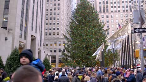 Video-von-den-Weihnachtsbaum-im-Rockefeller-Center-mit-großen-Gruppen-von-Touristen