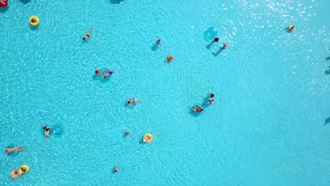 día-al-aire-libre-piscina-de-verano-aérea-abajo-panorama-vista-4k