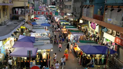 People-walk-in-the-wet-market-of-Mong-Kok,-Hong-Kong