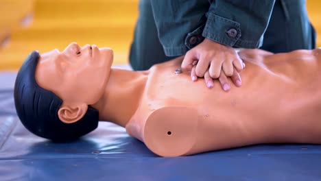 Kardiopulmonalen-Reanimation-oder-CPR-training