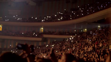 Publikum-winken-Hände-und-mobile-Taschenlampen-beim-Konzert