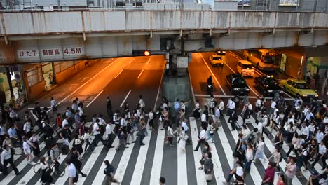 Beschäftigt-Zebrastreifen-in-Osaka-Japan