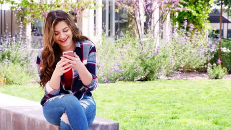 Weibliche-High-School-Schüler,-die-Nachrichten-auf-Mobile-Telefon-außen-College-Gebäuden