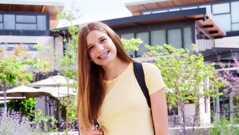 Retrato-de-mujer-alta-escuela-estudiante-exterior-Colegio-edificios-rodada-en-cámara-lenta