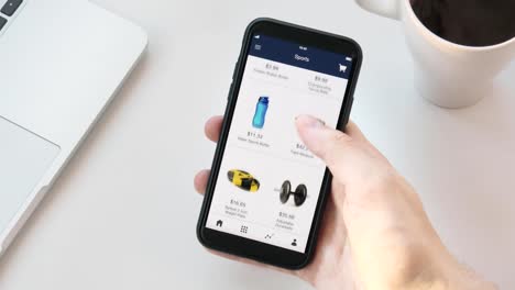 Compras-en-línea-utilizando-la-aplicación-para-smartphone-y-eligiendo-equipamiento-deportivo