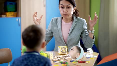 La-mujer-del-logopeda-enseña-al-niño-a-corregir-la-Pronunciación-de