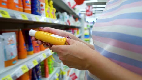 Closeup-kaukasischen-Frau-in-der-Nähe-von-Regalen,-die-Auswahl-von-Kosmetik-im-Markt