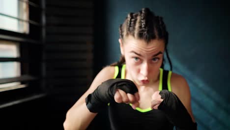 schöne-junge-beweglichen-Boxen-Frau-training-im-Fitness-Studio-Stanzen