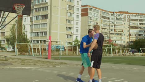 Jugadores-de-Streetball-ayudando-a-oponente-caído-a-levantarse