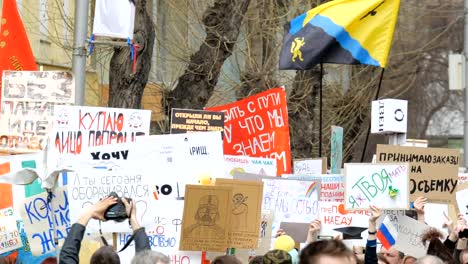 Eine-Menge-Leute-kamen-zur-Demonstration.-Streikposten-Sie-mit-einem-Mann.