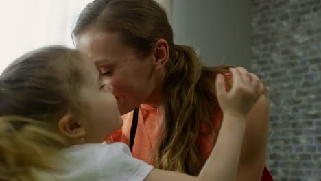 Cariñosa-Madre-e-hija-frotando-narices