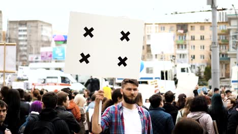 Europäische-Menschen-bei-Demonstration.-Mann-mit-einem-Banner-schreien-in-ein-Mundstück.