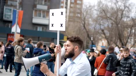 Europäische-Menschen-bei-Demonstration.-Mann-mit-einem-Banner-schreien-in-ein-Mundstück.