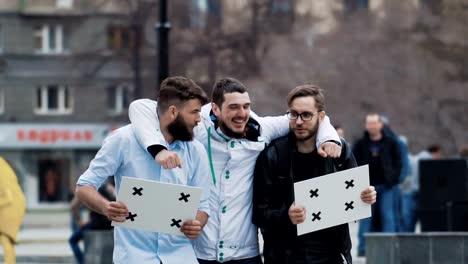 Freunde-trafen-sich-bei-der-Rallye-und-fröhlich-lächelnd.-Überraschung-für-junge-Erwachsene.