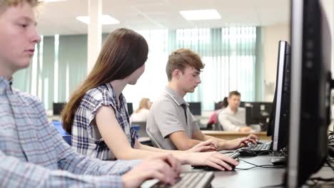 Gruppe-von-Schülerinnen-und-Schüler-gemeinsam-In-Computer-Klasse