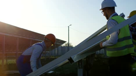 Tres-trabajadores-de-instalación-un-panel-solar