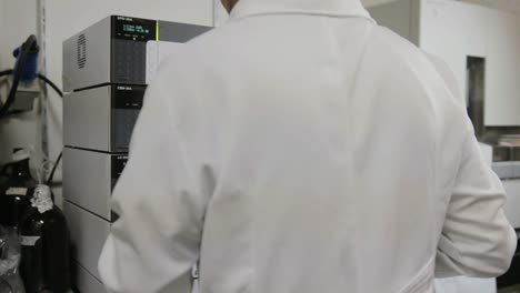 Un-tiro-de-mano-de-un-investigador-comprobar-un-HPLC-en-un-laboratorio-de-genético-en-la-Universidad-de