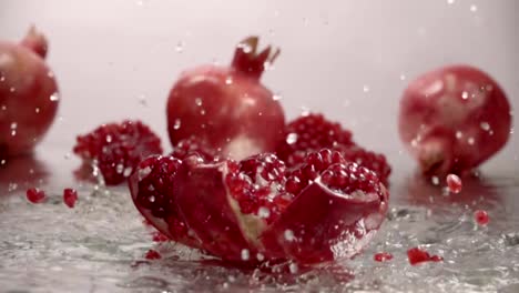 Gesplittet-Granatapfel-ins-Wasser-zu-fallen.-Slow-motion