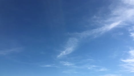 Schönheit-Wolke-vor-dem-Hintergrund-des-blauen-Himmels.-Wolken-Himmel.-Blauer-Himmel-mit-trübem-Wetter,-Natur-Wolke.-Weiße-Wolken,-blauer-Himmel-und-Sonne.