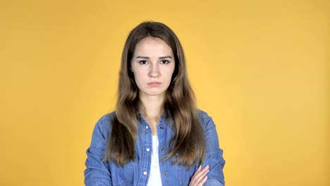 Triste-por-una-mujer-bonita-malestar-aislada-sobre-fondo-amarillo